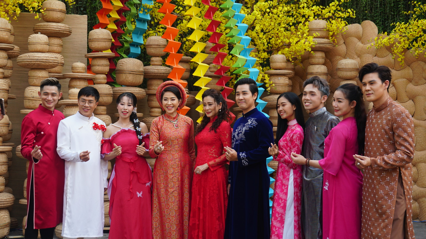 Các nghệ sĩ cùng chụp hình tại Lễ hội Tết Việt 2025. Các nghệ sĩ cùng chụp hình tại Lễ hội Tết Việt 2025.