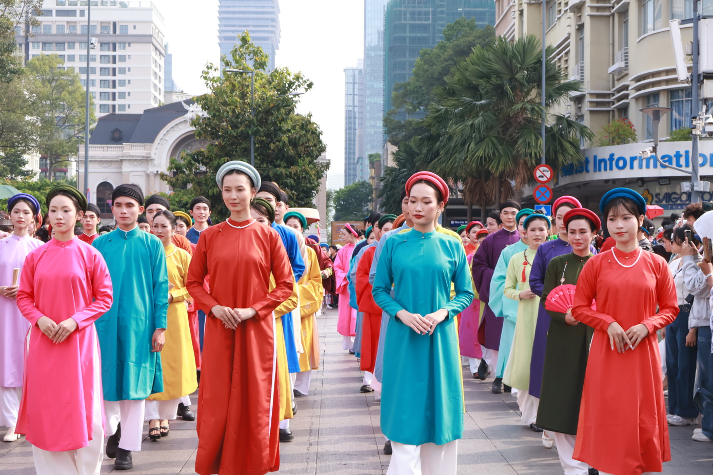 Hơn 1.000 tình nguyện viên tham gia điều hành Ngày hội Việt phục &apos;Bách hoa bộ hành&apos; 2025 (Ảnh: Phương Tâm)