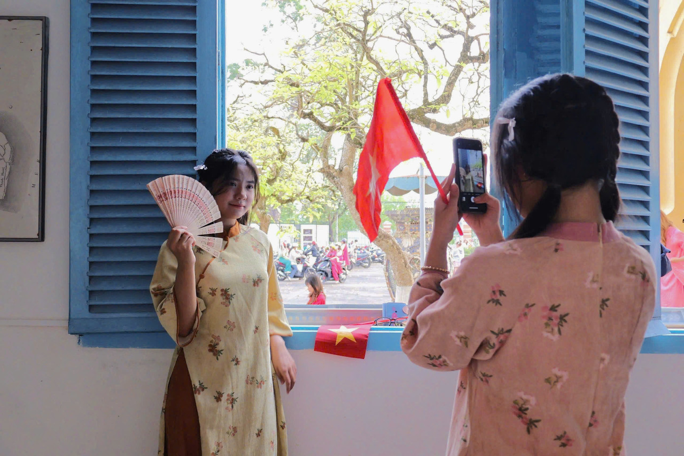 Ngày càng nhiều bạn trẻ thích chụp hình cùng áo dài tại bảo tàng và các di tích lịch sử. Ngày càng nhiều bạn trẻ thích chụp hình cùng áo dài tại bảo tàng và các di tích lịch sử.