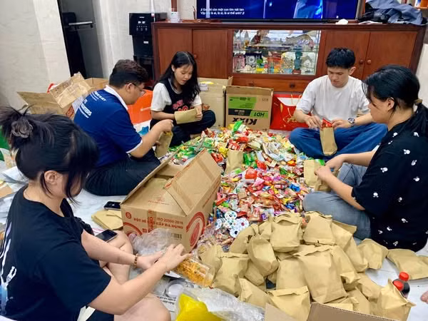 Nhóm phân loại bánh kẹo trước khi được gửi đến trẻ em khó khăn vùng biên giới.