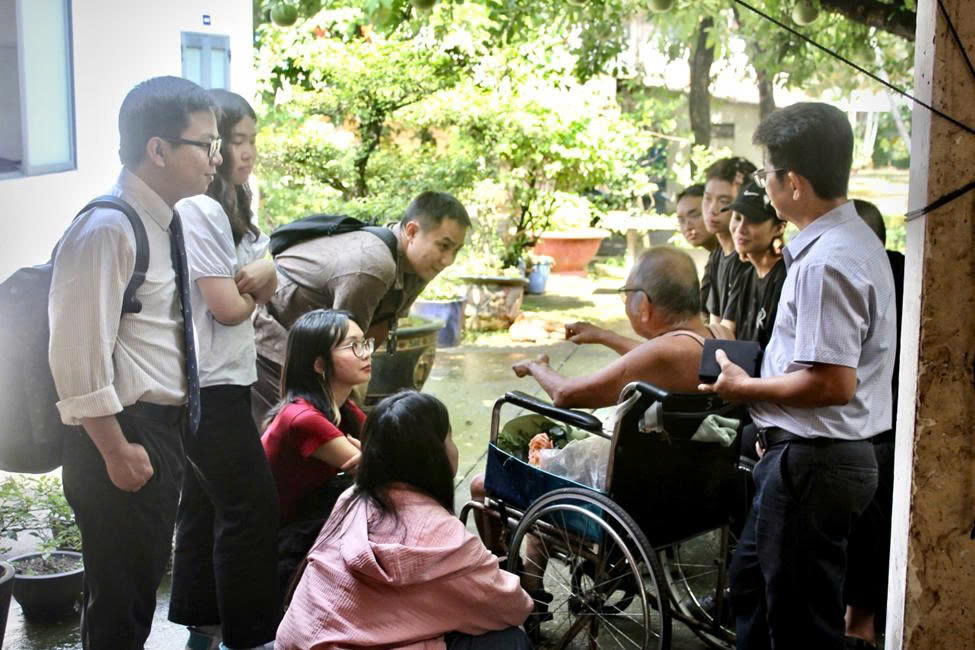 Một buổi sáng tại Bến Sắn, người trẻ ngồi xuống để thấu hiểu những ký ức chưa từng được kể trọn.