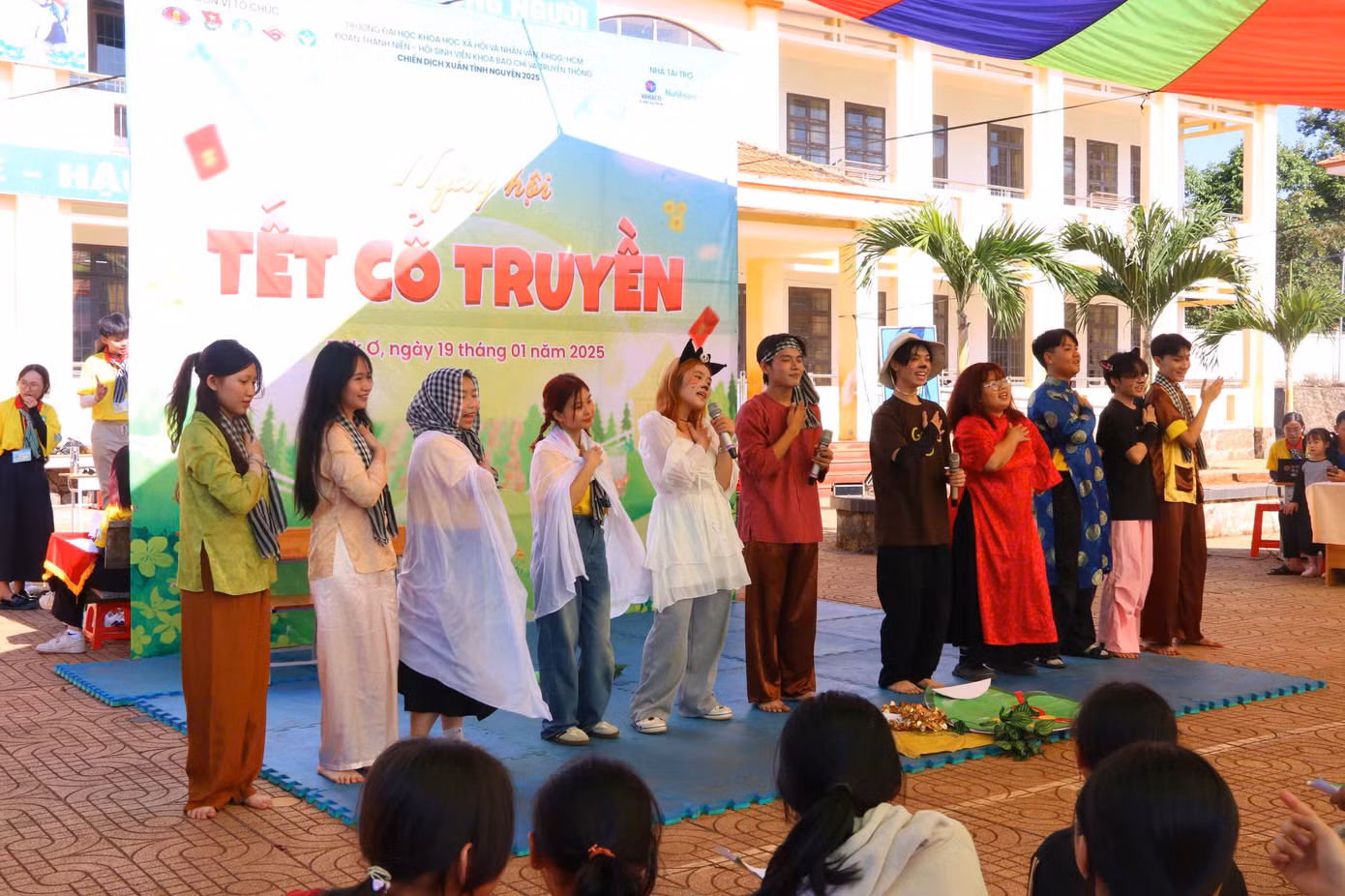 Chương trình gồm nhiều hoạt động phong phú dành cho các bạn nhỏ tại đại phương,