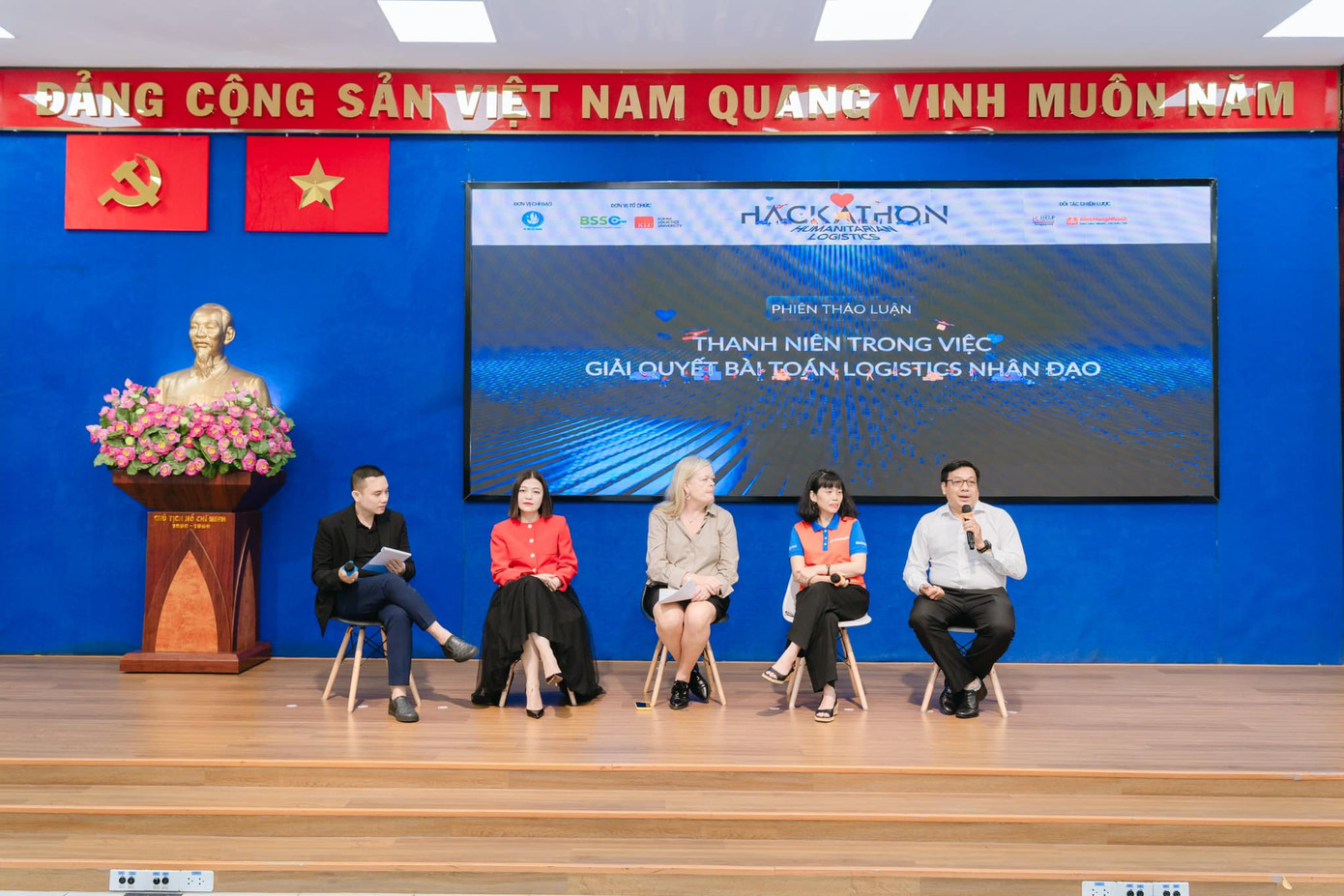 Các bạn sinh viên nghe chia sẻ từ Ban Tổ chức cuộc thi về thể lệ dự thi.