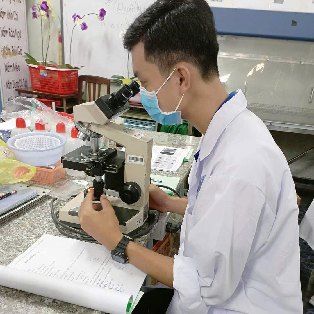 Hoàng Bảo say mê nghiên cứu khoa học.