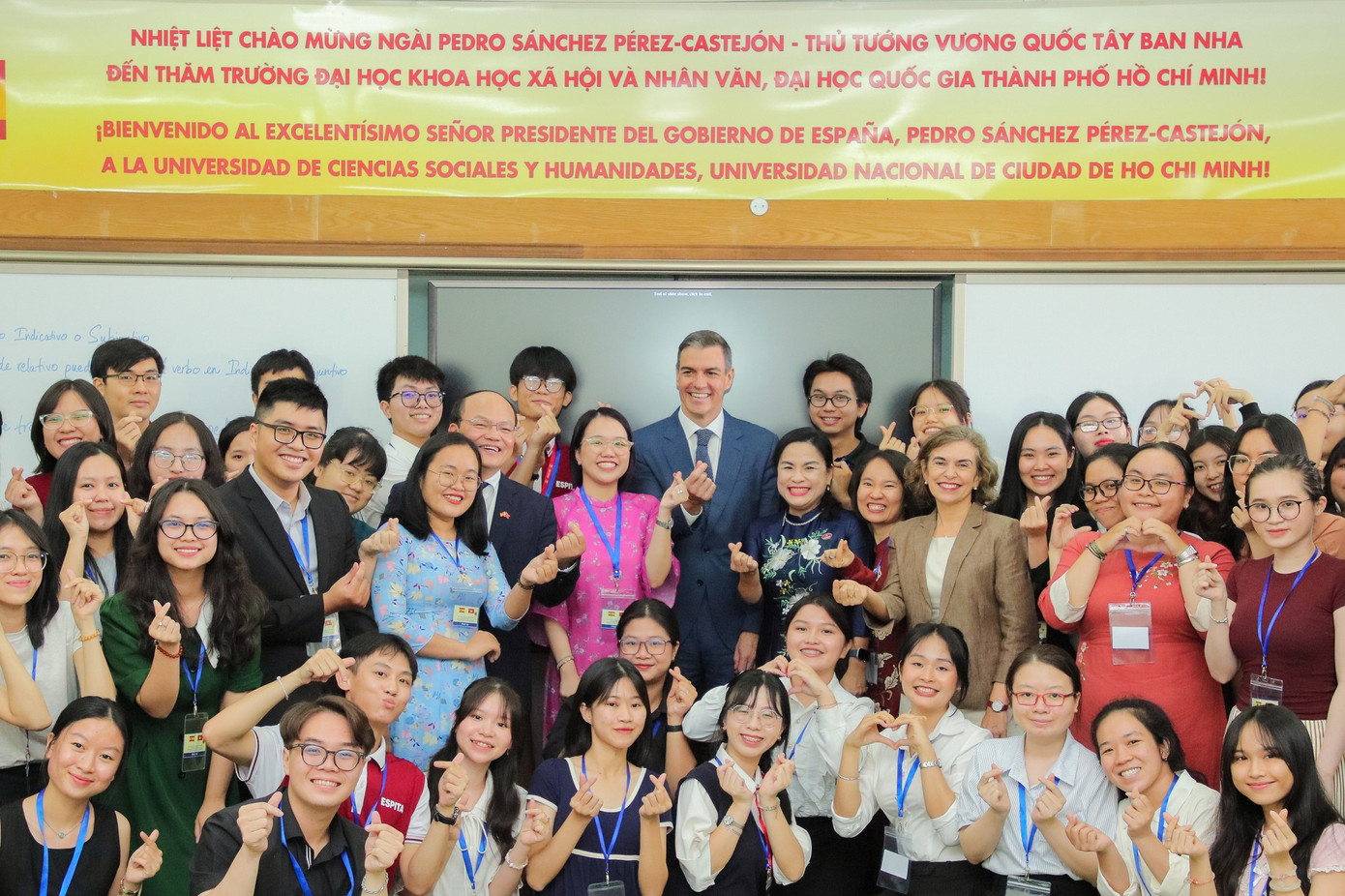 Thủ tướng Vương quốc Tây Ban Nha Pedro Sánchez Pérez-Castejón chụp ảnh cùng cán bộ, giảng viên, sinh viên trường ĐH KHXH&NV, ĐHQG TP. HCM. (Ảnh: UHSH) Thủ tướng Vương quốc Tây Ban Nha Pedro Sánchez Pérez-Castejón chụp ảnh cùng cán bộ, giảng viên, sinh viên trường ĐH KHXH&NV, ĐHQG TP. HCM. (Ảnh: UHSH)