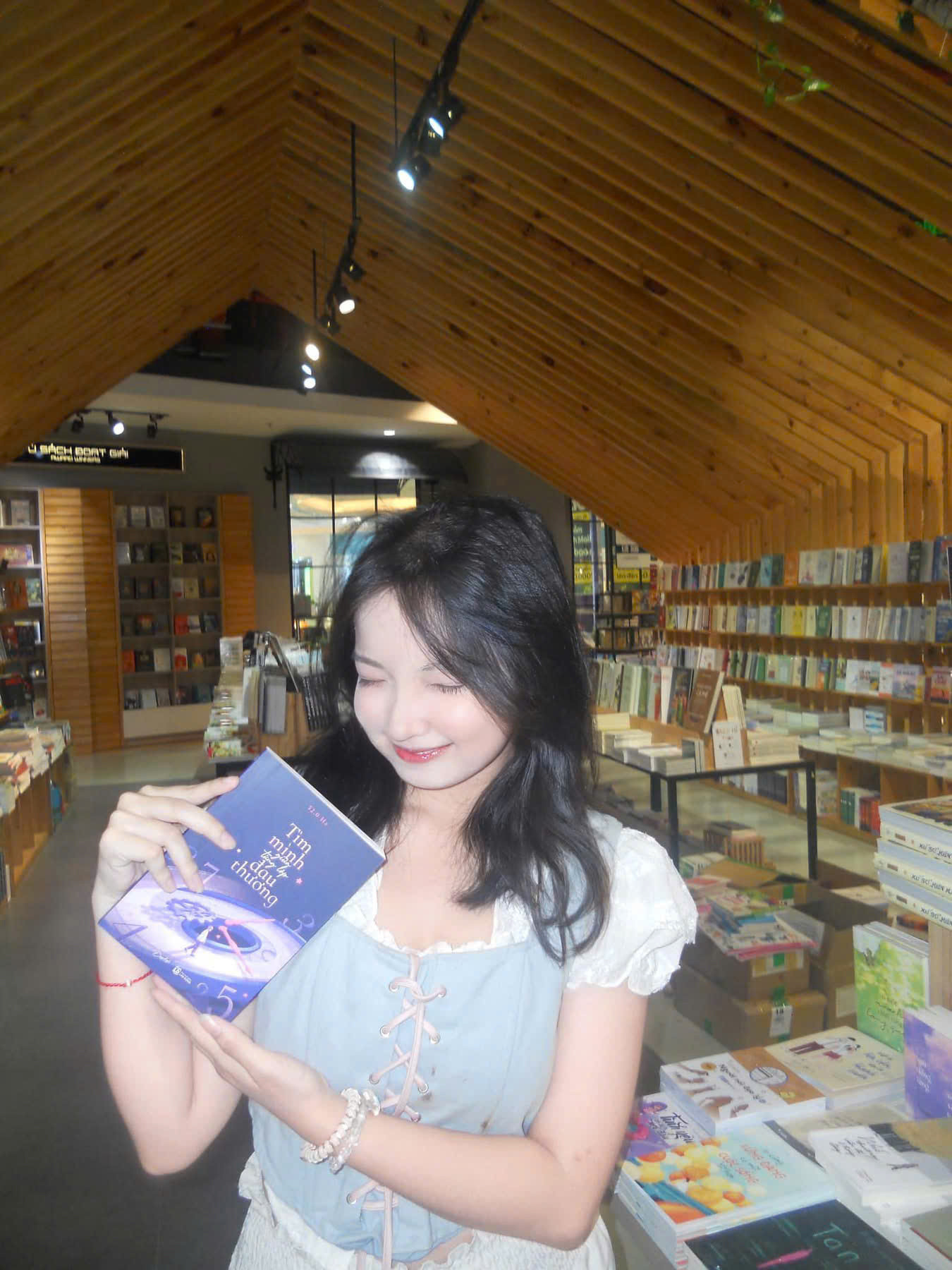 Thiên Anh vui mừng khi được cầm trên tay cuốn sách “Tìm mình giữa tầng lớp đau thương”. Thiên Anh vui mừng khi được cầm trên tay cuốn sách “Tìm mình giữa tầng lớp đau thương”.