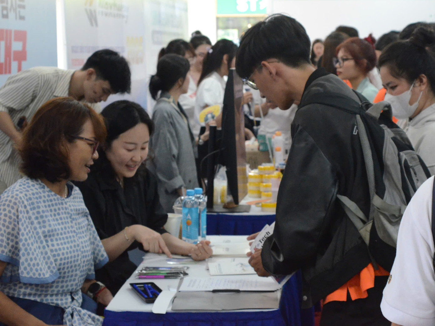 Sinh viên nộp hồ sơ xin việc tại Ngày hội việc làm. (Ảnh: Đăng Khoa)