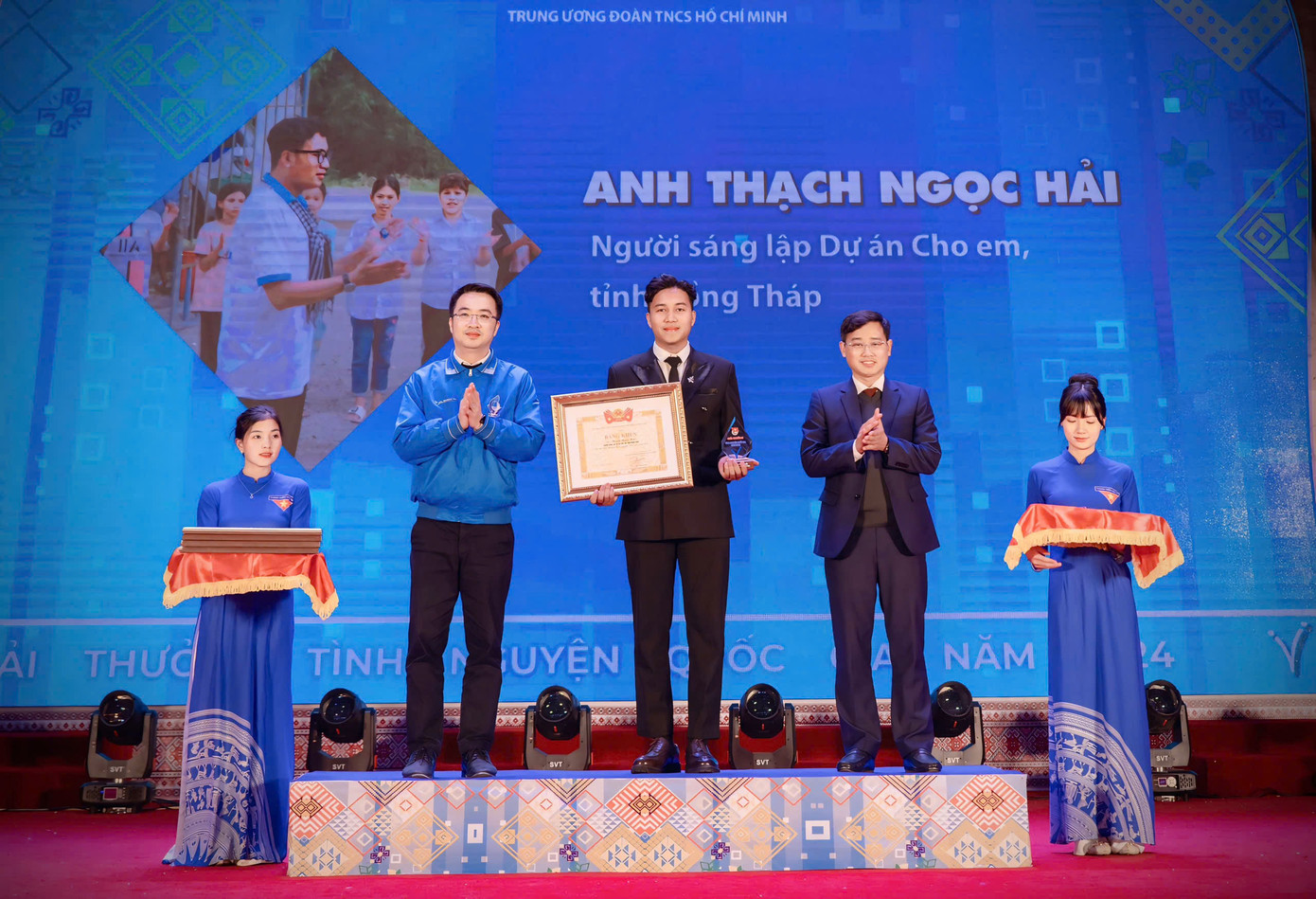 Thạch Ngọc Hải nhận Giải thưởng &apos;Tình nguyện Quốc gia’ năm 2024.