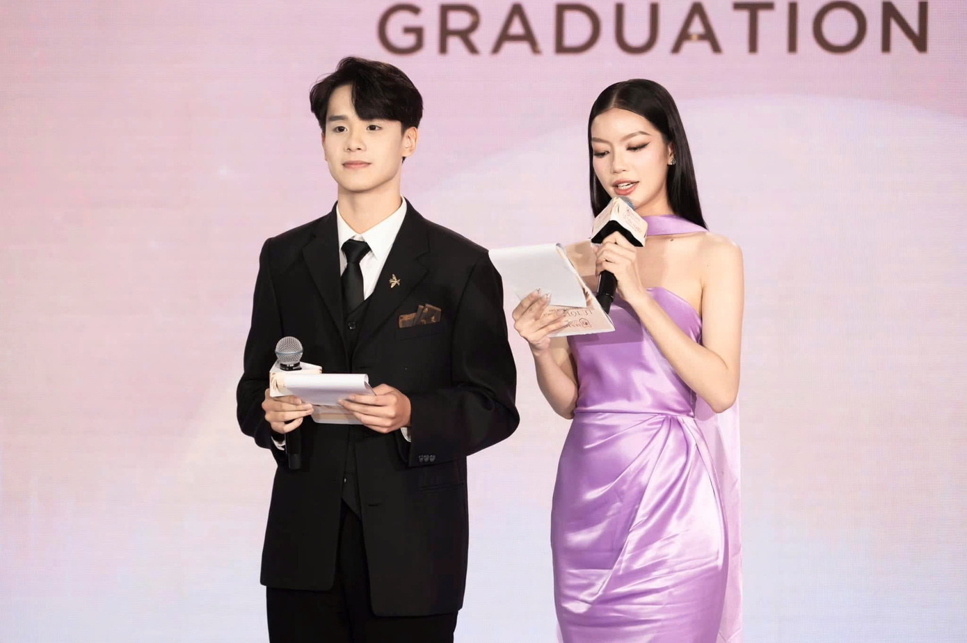 Tuấn Anh trong vai trò MC của một chương trình. Tuấn Anh trong vai trò MC của một chương trình.