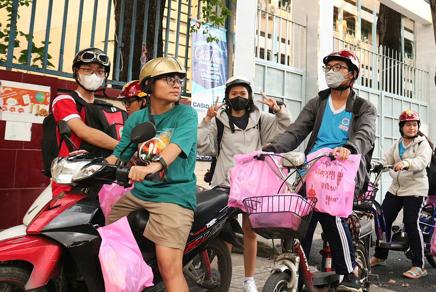 Phương Vy (giữa) hào hứng khi được cùng PsyC hiện thức hóa kế hoạch của câu lạc bộ.