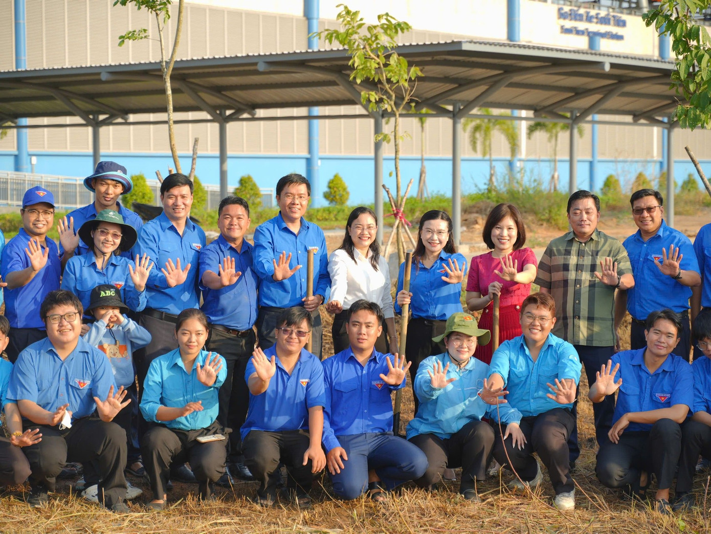 Đoàn viên, thanh niên hưởng ứng trồng cây tại Lễ phát động. (Ảnh: TLTĐ)