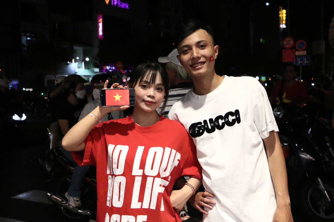 Thúy An và Quốc Thịnh cùng nhau đi xem pháo hoa. (Ảnh: Mỹ Đình)