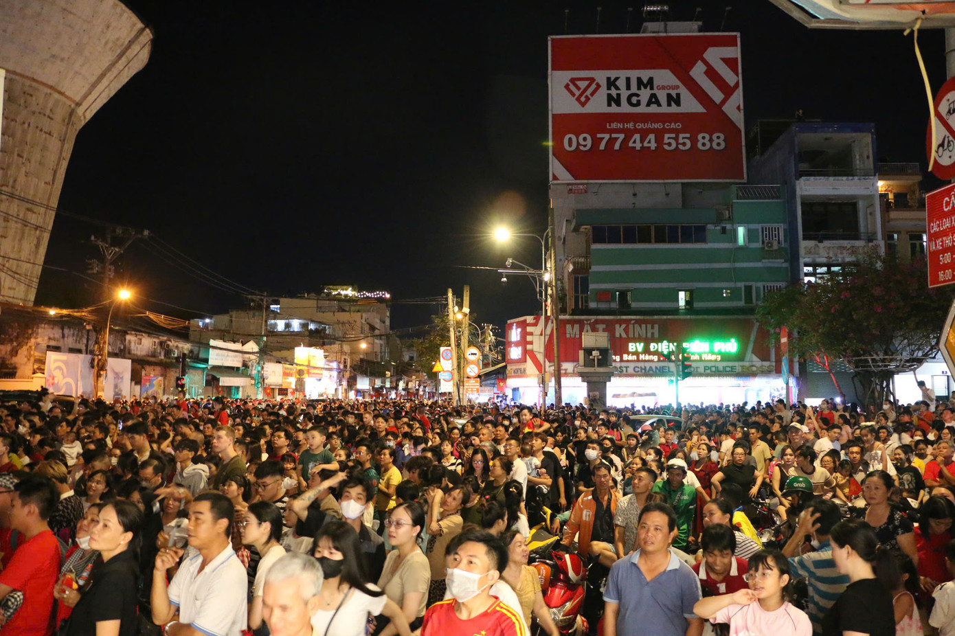 Đường Nguyễn Tất Thành và đường Hoàng Diệu (Q. 4, TP. HCM) rất đông người dân và bạn trẻ đến thưởng thức buổi pháo hoa. (Ảnh: Mỹ Đình)