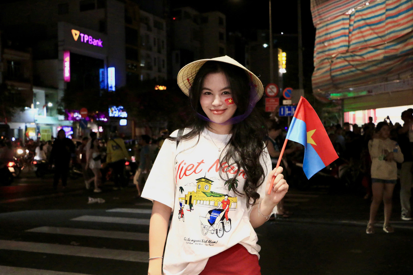 Ay Sah hòa mình vào không khí nhộn nhịp trong buổi bắn pháo hoa chào mừng Đại lễ 30/4 (Ảnh: Mỹ Đình)