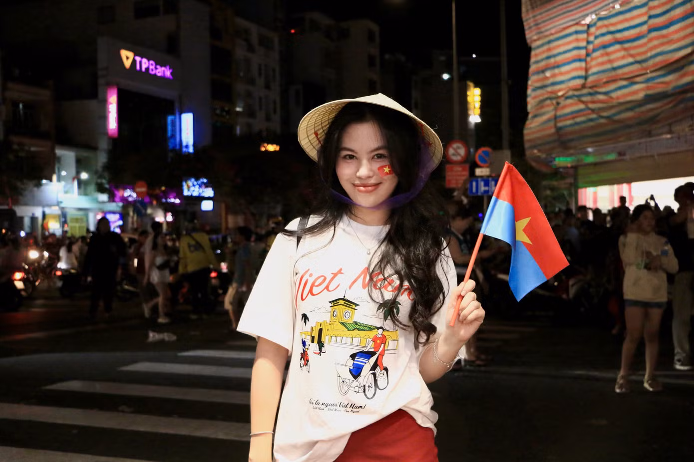 Ay Sah hòa mình vào không khí nhộn nhịp trong buổi bắn pháo hoa chào mừng Đại lễ 30/4 (Ảnh: Mỹ Đình)