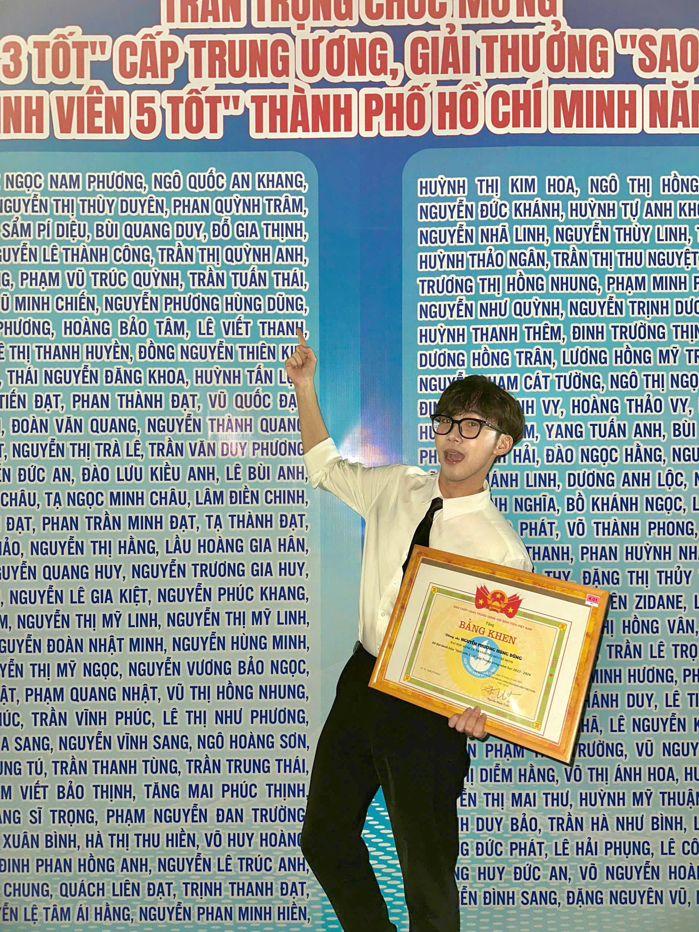 Dũng nhận danh hiệu &apos;Sinh viên 5 tốt&apos; cấp T.Ư, năm 2024.