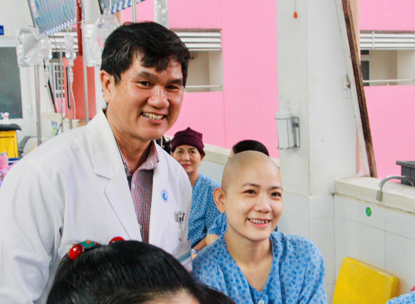 Các bác sĩ cùng tham gia sự kiện với bệnh nhân. Các bác sĩ cùng tham gia sự kiện với bệnh nhân.