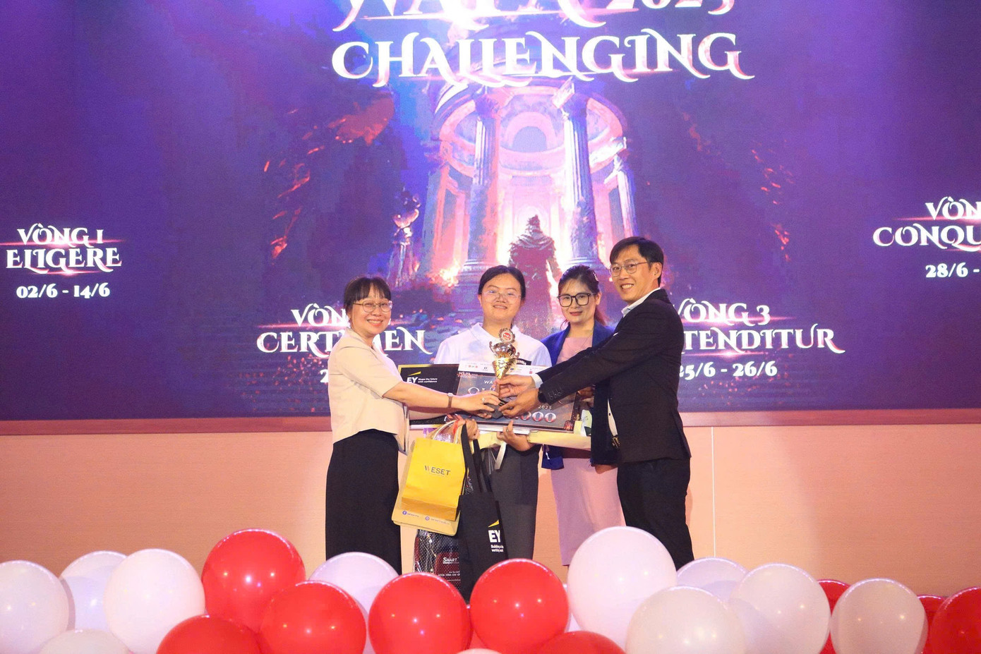 Sử Nguyễn Minh Thư (ĐH Kinh tế TP. HCM) giành giải Nhất cuộc thi.