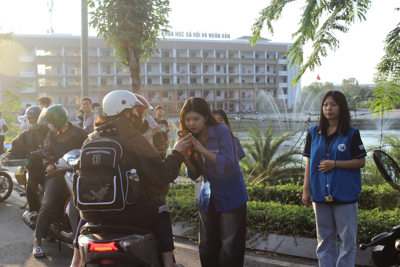 Tình nguyện viên chỉ đường cho phụ huynh và thí sinh đến điểm thi. Tình nguyện viên chỉ đường cho phụ huynh và thí sinh đến điểm thi.