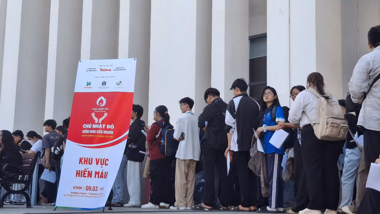Rất đông sinh viên trường ĐH Văn Hiến tham gia Ngày hội hiến máu 'Chủ nhật Đỏ'.