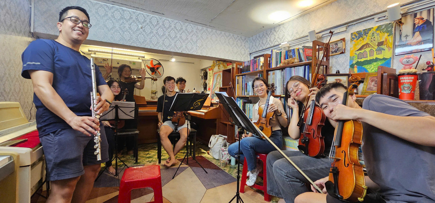 Các thành viên của nhóm chơi nhạc trong một buổi tập luyện cùng nhau. Các thành viên của nhóm chơi nhạc trong một buổi tập luyện cùng nhau.