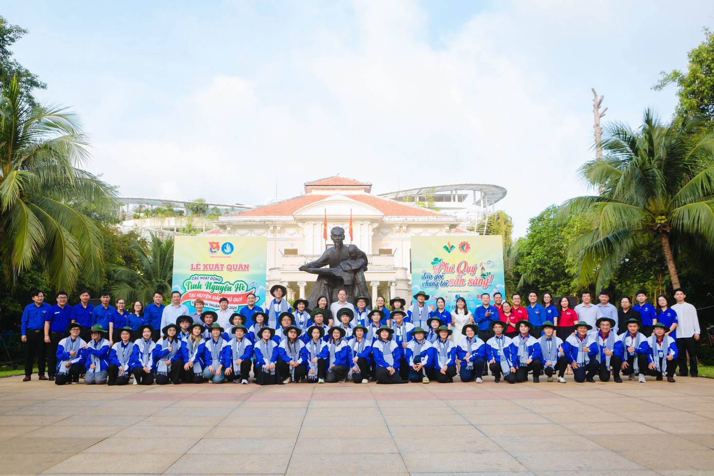 Đội hình tình nguyện Hè TP. HCM lên đường đến huyện đảo Phú Quý. (Ảnh: TLTĐ)