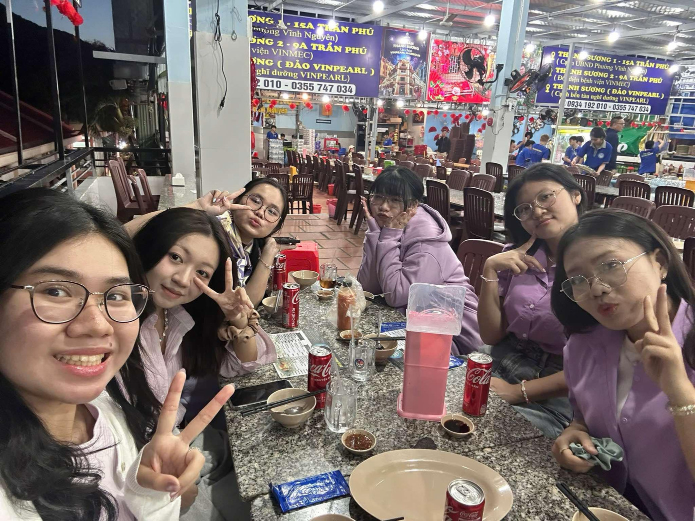 Nhóm bạn của Khánh Ngọc hào hứng trải nghiệm những đặc sản ở địa phương.