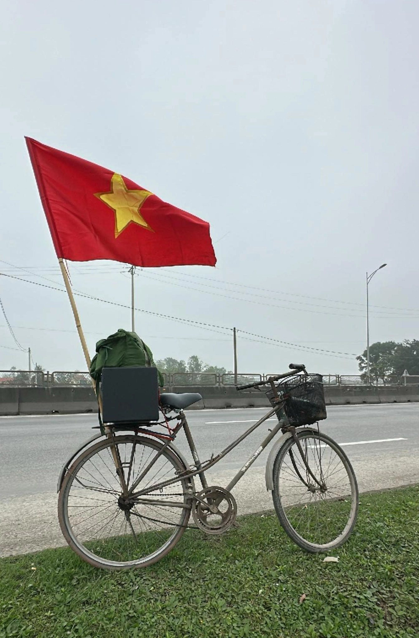 Hành trang của Hà là một chiếc balo và lá cờ Tổ quốc cùng chiếc xe đạp Thống Nhất của ông ngoại. Hành trang của Hà là một chiếc balo và lá cờ Tổ quốc cùng chiếc xe đạp Thống Nhất của ông ngoại.