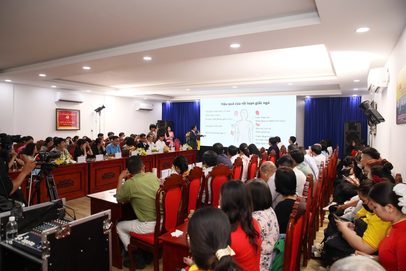 Rất đông các bạn sinh viên tham dự Hội thảo. Rất đông các bạn sinh viên tham dự Hội thảo.