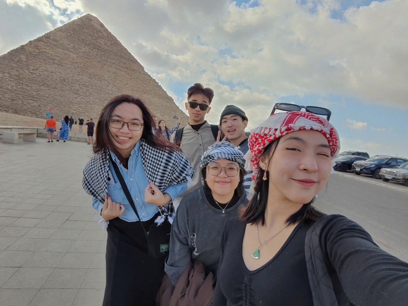 Huy Quang chụp ảnh cùng các bạn đại học. Huy Quang chụp ảnh cùng các bạn đại học.