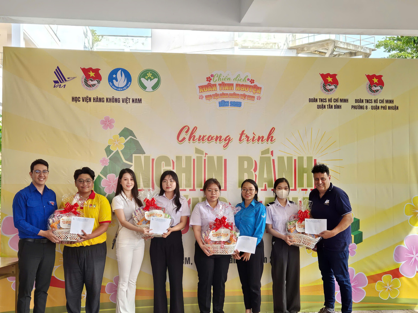 Chương trình trao những phần quà ý nghĩa cho những sinh viên có hoàn cảnh khó khăn.