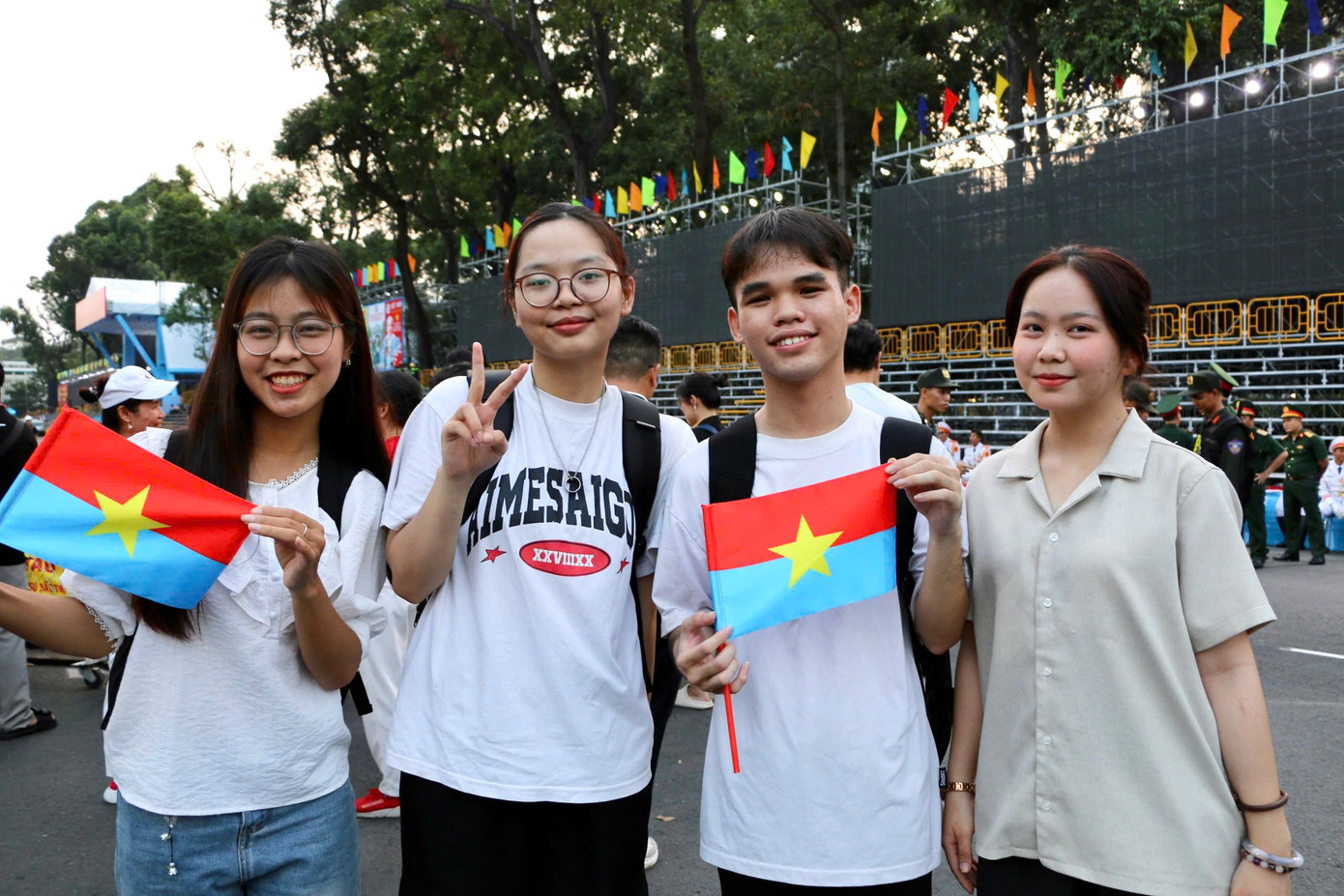 Bạn trẻ đi xem tổng hợp luyện diễu binh, diễu hành tối 18/4.