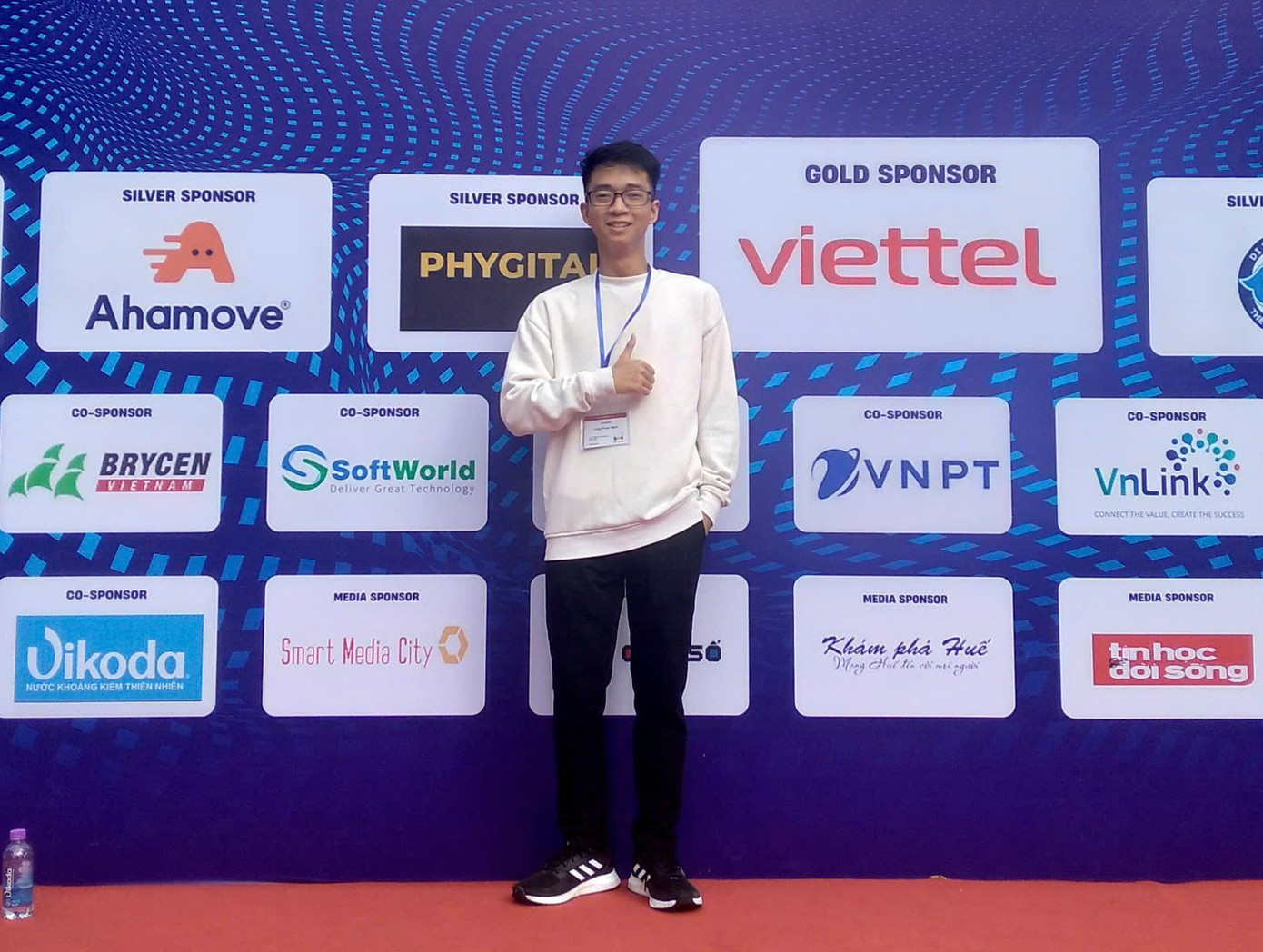 Long vẫn đang nỗ lực với niềm đam mê Khoa học Máy tính của mình. Long vẫn đang nỗ lực với niềm đam mê Khoa học Máy tính của mình.