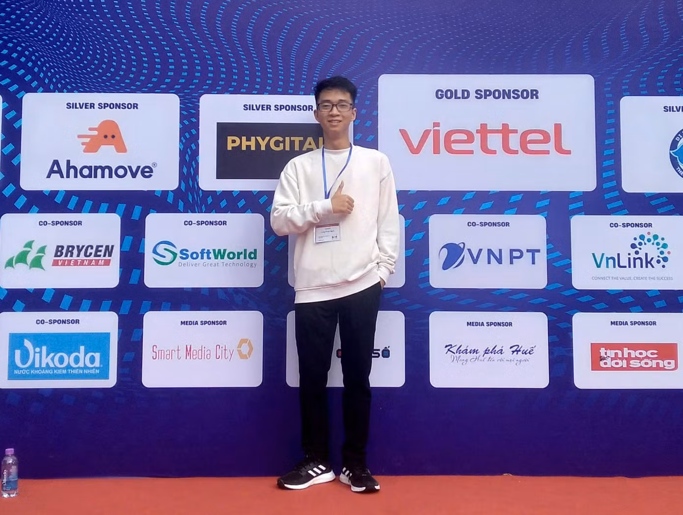 Long vẫn đang nỗ lực với niềm đam mê Khoa học Máy tính của mình.