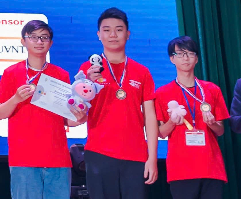 Long thử sức với nhiều sân chơi về lập trình. Long thử sức với nhiều sân chơi về lập trình.