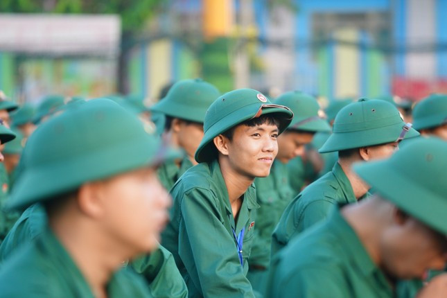 1.902 công dân có trình độ đại học, cao đẳng, trung cấp lên đường nhập ngũ năm 2025.