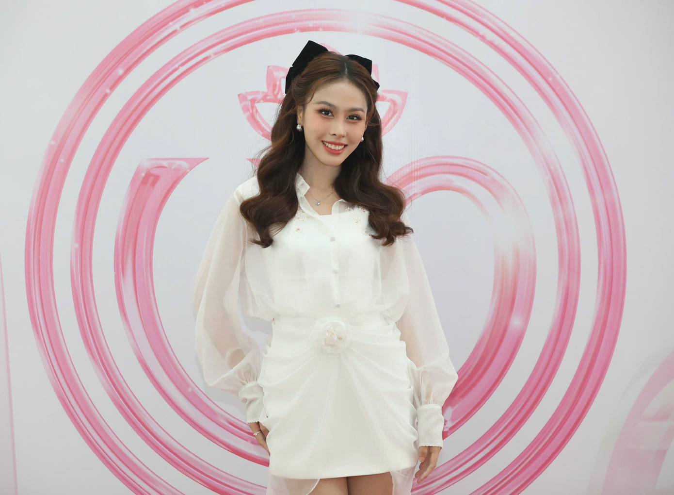 Á hậu Lê Nguyễn Ngọc Hằng đồng hành, với bộ trang phục trắng trẻ trung. (Ảnh: Phạm Nguyễn) Á hậu Lê Nguyễn Ngọc Hằng đồng hành, với bộ trang phục trắng trẻ trung. (Ảnh: Phạm Nguyễn)