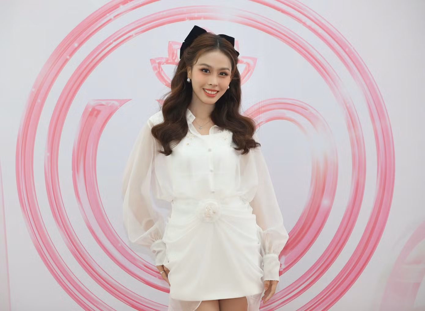 Á hậu Lê Nguyễn Ngọc Hằng đồng hành, với bộ trang phục trắng trẻ trung. (Ảnh: Phạm Nguyễn)