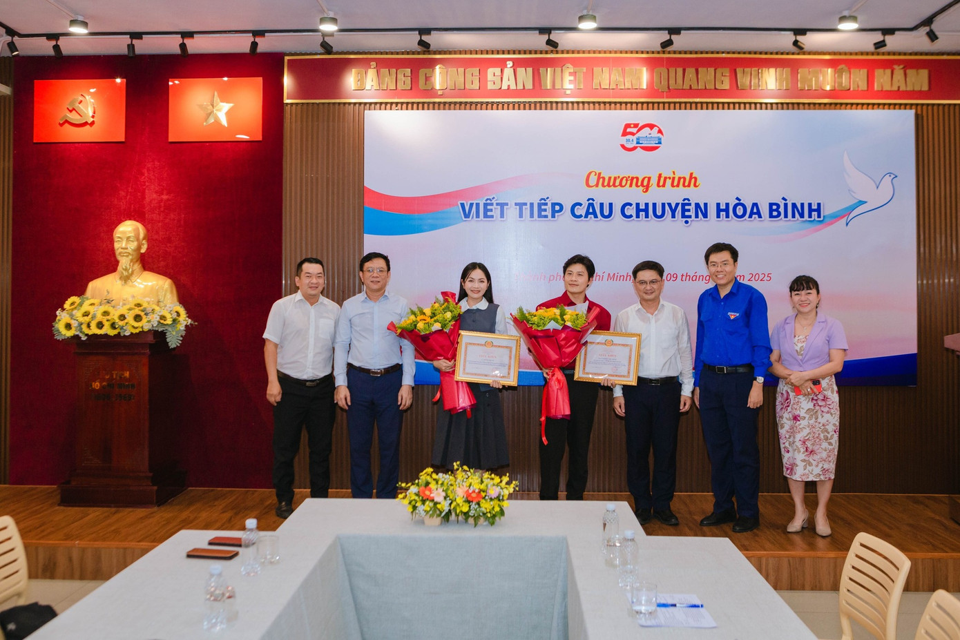 Nhạc sĩ Nguyễn Văn Chung cùng ca sĩ Nguyễn Duyên Quỳnh nhận Giấy khen từ Ban Tuyên giáo và Dân vận Thành ủy TP. HCM (Ảnh: Thành Đoàn TP. HCM) Nhạc sĩ Nguyễn Văn Chung cùng ca sĩ Nguyễn Duyên Quỳnh nhận Giấy khen từ Ban Tuyên giáo và Dân vận Thành ủy TP. HCM (Ảnh: Thành Đoàn TP. HCM)