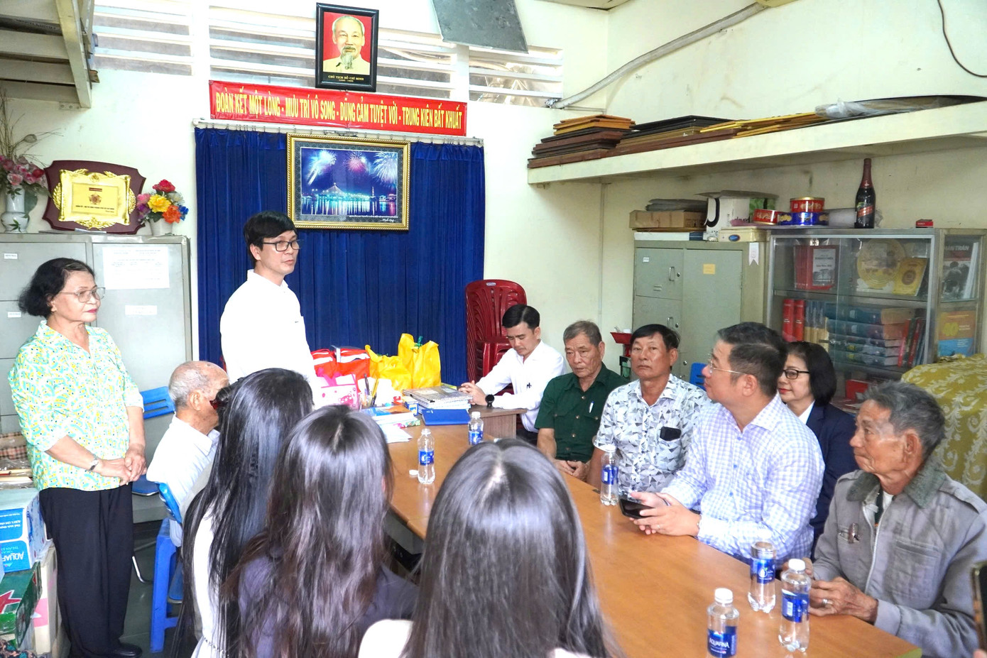 Anh Trần Ngọc Lâm trò chuyện với các cô, chú CLB Truyền thống Kháng chiến Khối vũ trang Biệt động Quân khu Sài Gòn – Gia Định. Anh Trần Ngọc Lâm trò chuyện với các cô, chú CLB Truyền thống Kháng chiến Khối vũ trang Biệt động Quân khu Sài Gòn – Gia Định.