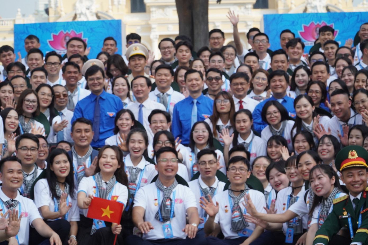 Các đại biểu 'Thanh niên tiên tiến làm theo lời Bác' năm 2025 cùng chụp ảnh lưu niệm tại Phố đi bộ Nguyễn Huệ.