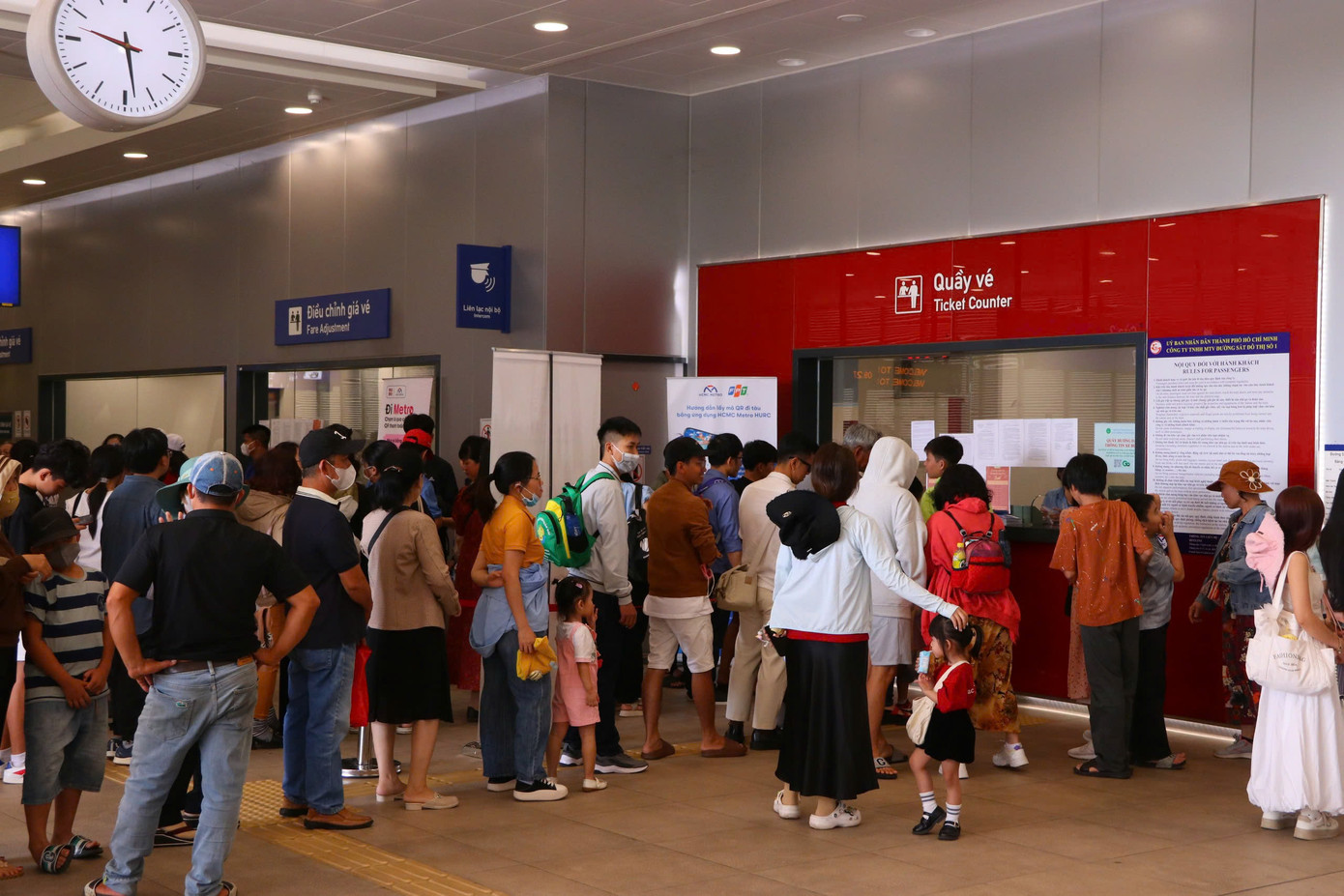 Hàng dài người xếp hàng mua vé đi tàu.