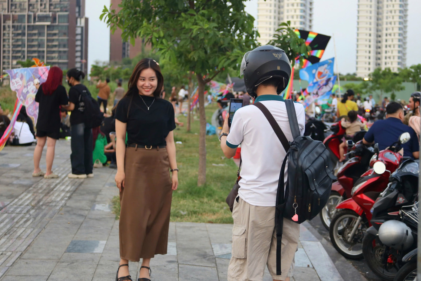 Nhiều bạn trẻ thích thú check-in trước nền trời xanh rợp bóng diều.