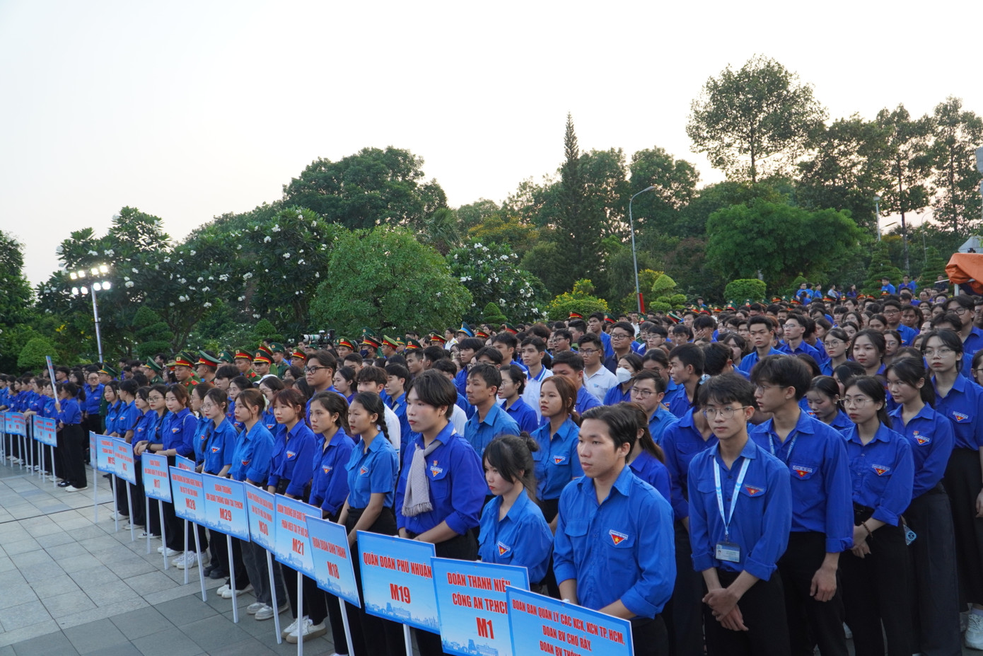 Hơn 2.000 đoàn viên, thanh niên, sinh viên tham dự Lễ dâng hương tại Nghĩa trang Liệt sĩ TP. HCM.