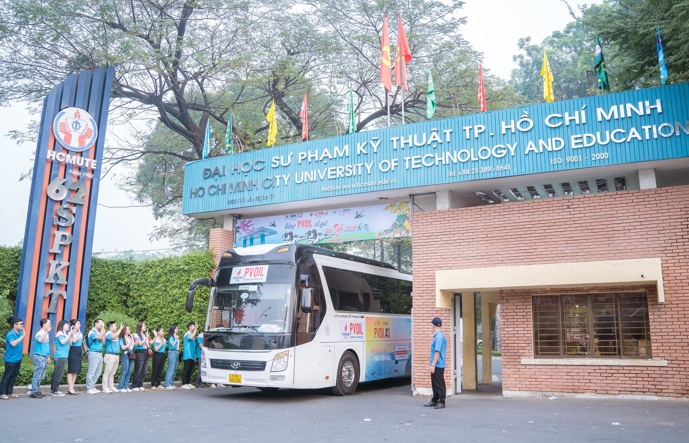 Sinh viên có hoàn cảnh khó khăn trường ĐH Sư phạm Kỹ thuật TP. HCM về quê đón Tết Ất Tỵ 2025. (NTCC)