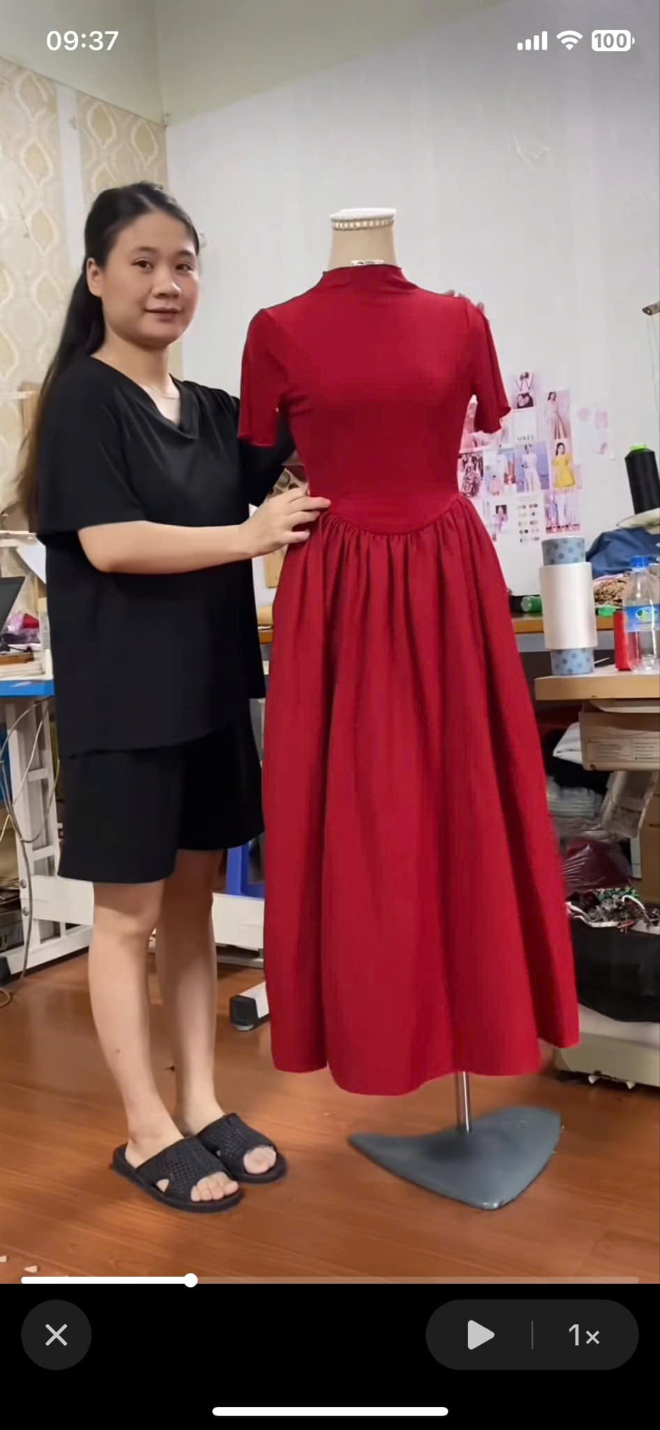 Chị Hạnh hướng dẫn người xem tái chế chiếc đầm cũ thành bộ trang phục mới trên kênh TikTok của mình. Chị Hạnh hướng dẫn người xem tái chế chiếc đầm cũ thành bộ trang phục mới trên kênh TikTok của mình.