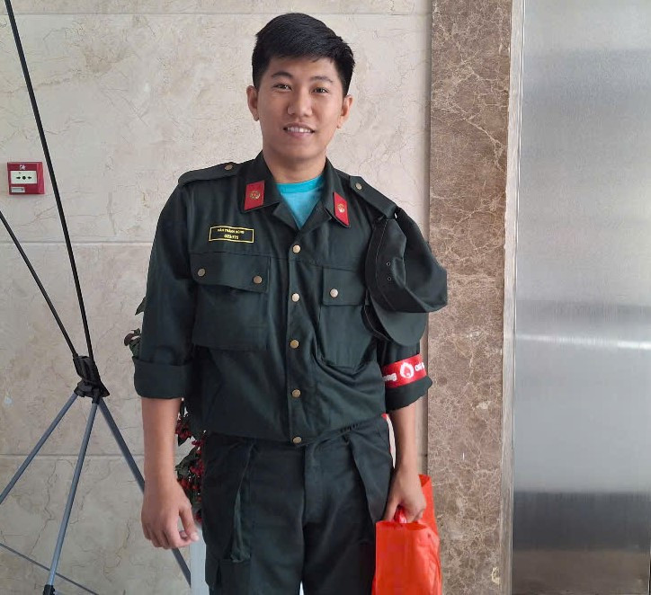 Anh Văn Thành Dũng hiến máu tại Ngày hội. Anh Văn Thành Dũng hiến máu tại Ngày hội.