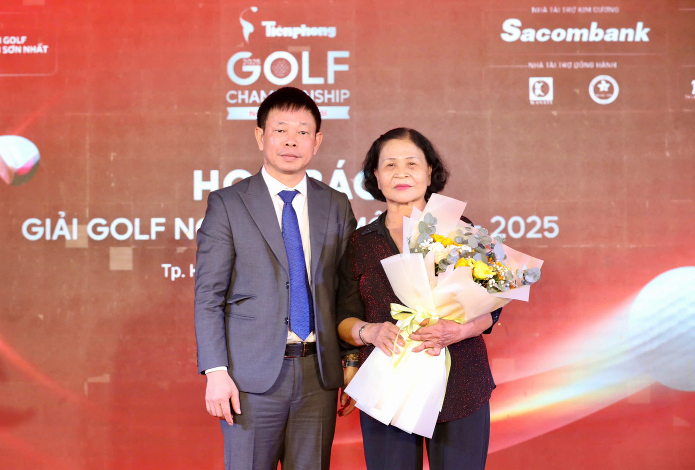 Nhà báo Phùng Công Sưởng tặng hoa tri ân bà Nguyễn Thị Bích Nga.