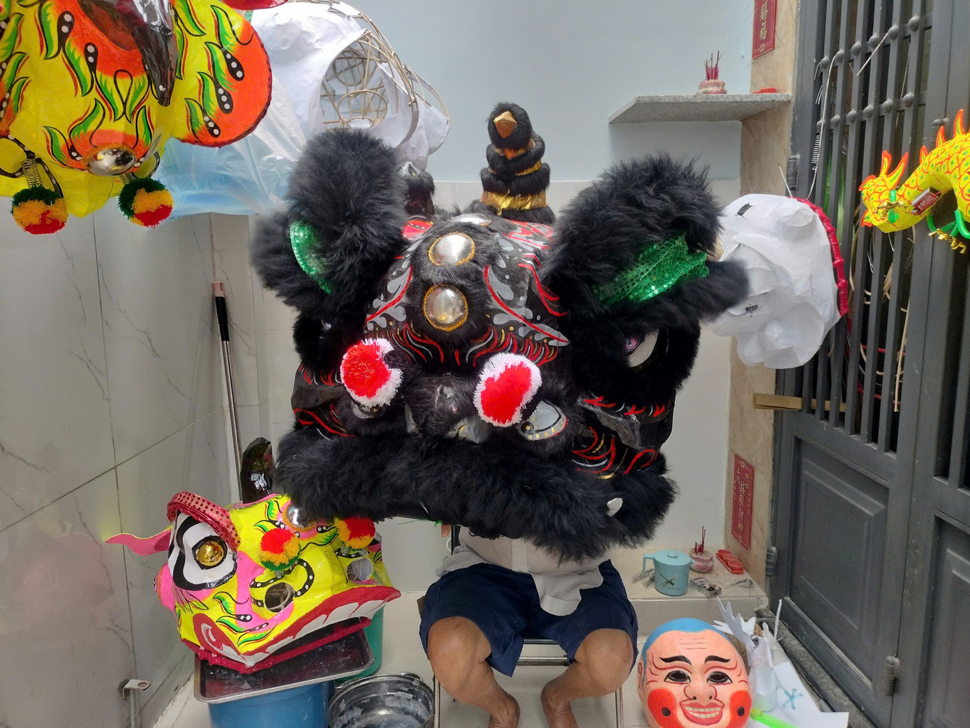 Chiếc đầu lân được ông Hưng kỳ công chế tác trong hơn một tháng hiện có giá 4,5 triệu đồng. (Ảnh: Ngọc Tuyền) Chiếc đầu lân được ông Hưng kỳ công chế tác trong hơn một tháng hiện có giá 4,5 triệu đồng. (Ảnh: Ngọc Tuyền)