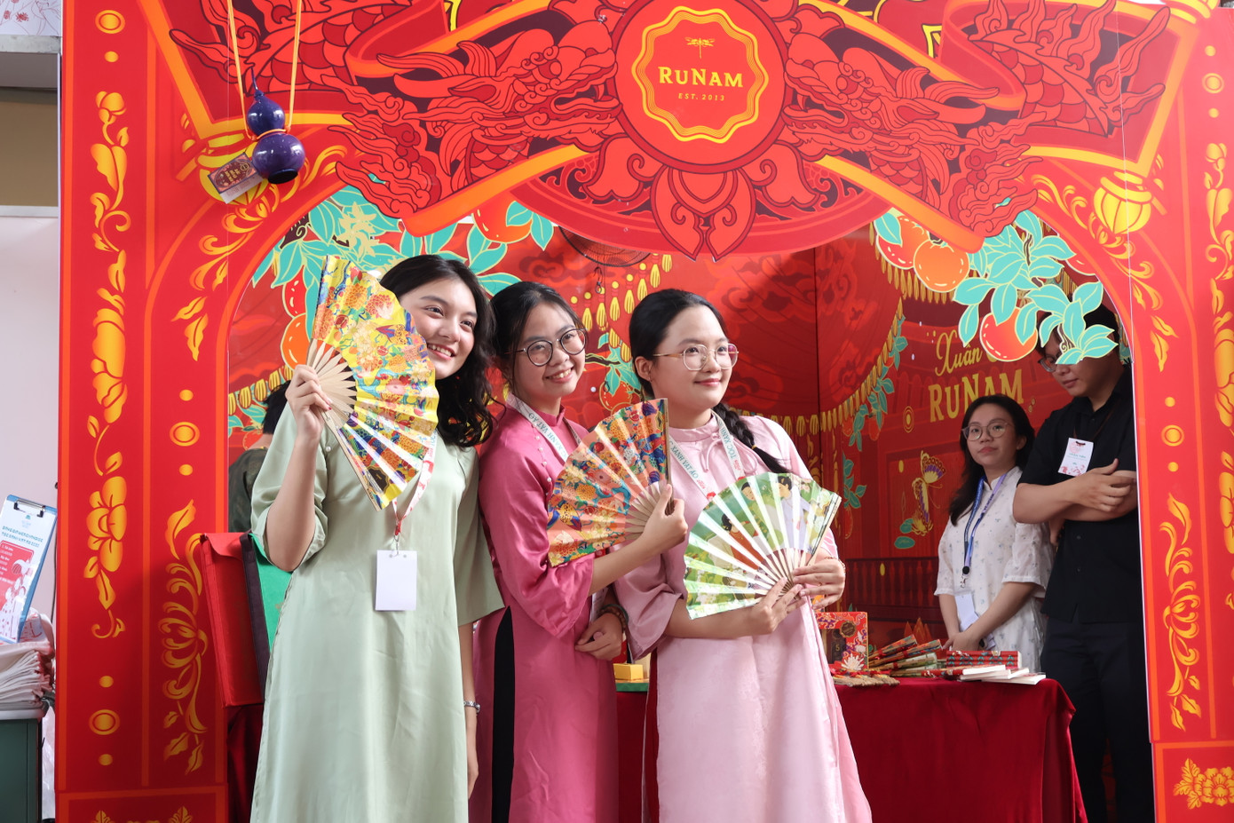 Khoác lên mình những bộ Việt phục rực rỡ, các bạn trẻ hào hứng tham quan không gian sự kiện và trải nghiệm các gian hàng. Thông qua đó, các bạn trẻ có cơ hội được tiếp cận gần hơn với nét đẹp của nghệ thuật, văn hóa dân tộc. Đó cũng chính là một trong những mục đích của 'Tóc xanh vạt áo' mang lại. Khoác lên mình những bộ Việt phục rực rỡ, các bạn trẻ hào hứng tham quan không gian sự kiện và trải nghiệm các gian hàng. Thông qua đó, các bạn trẻ có cơ hội được tiếp cận gần hơn với nét đẹp của nghệ thuật, văn hóa dân tộc. Đó cũng chính là một trong những mục đích của 'Tóc xanh vạt áo' mang lại.